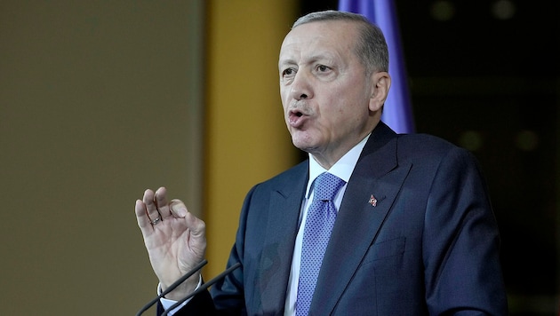 Der türkische Präsident Recep Tayyip Erdogan hat Israels Regierungschef Benjamin Netanyahu scharf kritisiert. (Bild: AP)