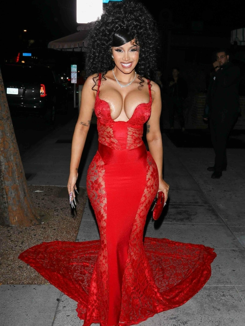 Pralle Kurven und ziemlich wenig Stoff: Cardi B. feierte in diesem roten Spitzenkleid mit Schleppe ihren 31er. (Bild: www.PPS.at)