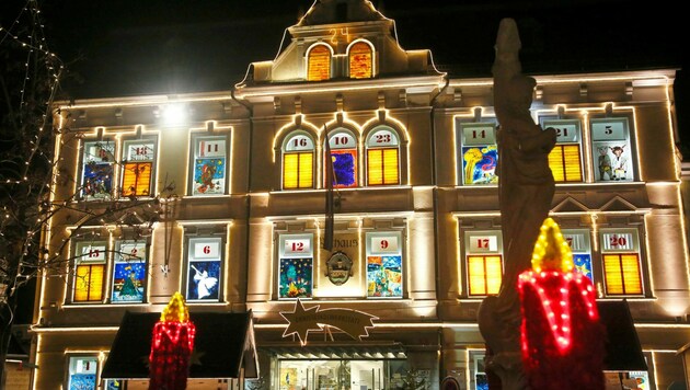 Der große Adventkalender auf der Fassade des Feldkirchner Rathauses erleuchtet in der Weihnachtszeit die Bezirkshauptstadt. (Bild: Uta Rojsek-Wiedergut)