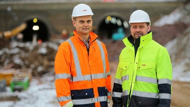 Projektleiter Gerald Zwittnig (re) ist weit zwölf Jahren über die Bundesbahn integriert. (Bild: ÖBB)