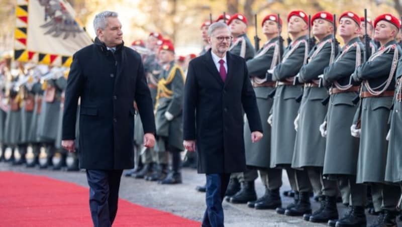 Nehammer (li.) und Fiala sind in vielerlei Hinsicht im Gleichschritt. (Bild: APA/GEORG HOCHMUTH)