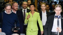 Sahra Wagenknecht (in Gelb) gründet im Jänner ihre eigene Partei. (Bild: AFP)