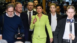 Sahra Wagenknecht (in Gelb) gründet im Jänner ihre eigene Partei. (Bild: AFP)
