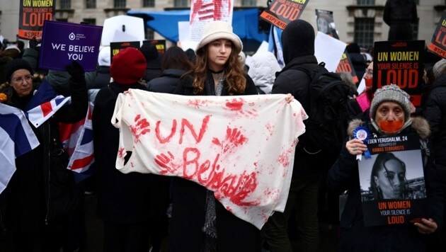 „UN Frauen, Ihr Schweigen ist laut", kritisierten zuletzt Demonstranten die Vereinten Nationen - sie werfen ihnen eine einseitige Betrachtung des Konflikts vor. (Bild: AFP/HENRY NICHOLLS)