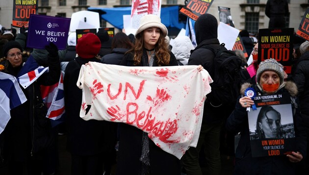 „UN Frauen, Ihr Schweigen ist laut", kritisierten zuletzt Demonstranten die Vereinten Nationen - sie werfen ihnen eine einseitige Betrachtung des Konflikts vor. (Bild: AFP/HENRY NICHOLLS)