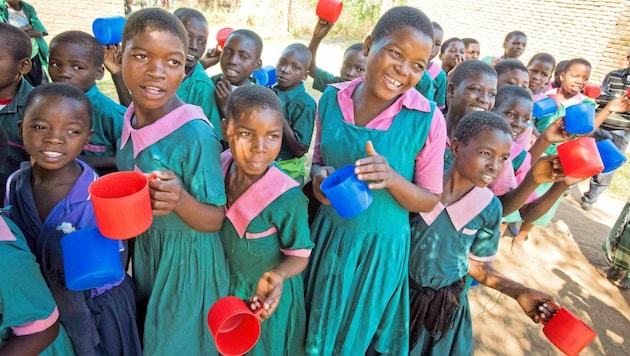 Bildung und der Ausweg aus der Armut - das kann eine warme Mahlzeit für Mädchen in Malawi bedeuten. (Bild: Mary‘s Meals )