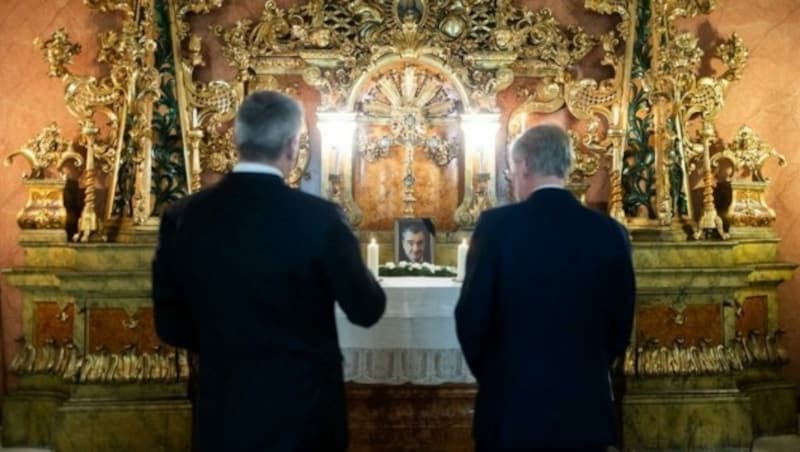 Zum Gedenken an den kürzlich verstorbenen tschechischen Staatsmann Karel Schwarzenberg zündeten die beiden Regierungschefs in der Kapelle des Bundeskanzleramts eine Kerze an. (Bild: BKA/Andy Wenzel)