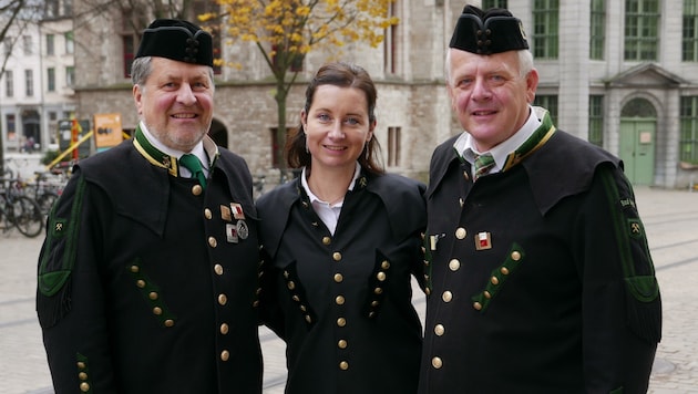 Alfred Schachner (li.) und Artur Höllwerth, Salinenkapelle Bad Ischl, mit Barbara Winkelbauer, Salzwelten arbeiten auf den Knappentag hin (Bild: LiveBild)