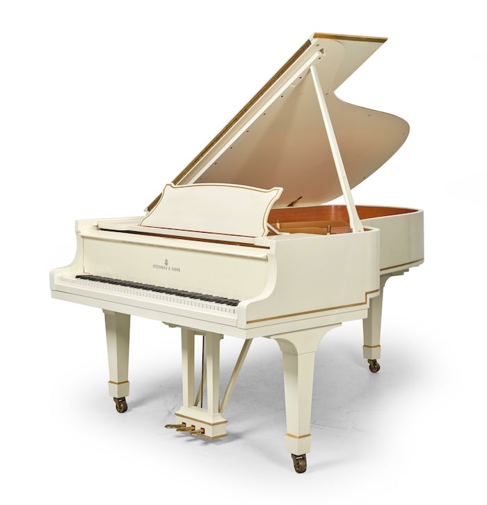 Halbkonzertflügel Steinway & Sons, Modell B-211, Opus Nr. 353.050, Baujahr 1956, 7 ¼ Oktaven