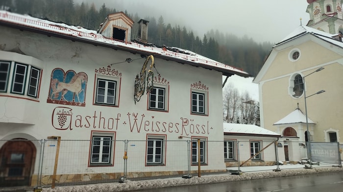 Die Fassade mit Max-Spielmann-Malereien ist eine der vielen Besonderheiten des Gebäudes.
