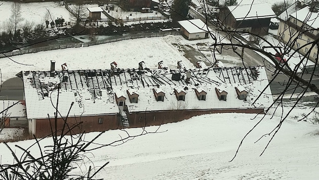 Das Dach wurde beim Brand im Mai zerstört. Der Neuschnee der letzten Tage liegt im Gebäude. (Bild: Initiative Denkmalschutz)