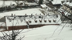 Das Dach wurde beim Brand im Mai zerstört. Der Neuschnee der letzten Tage liegt im Gebäude. (Bild: Initiative Denkmalschutz)