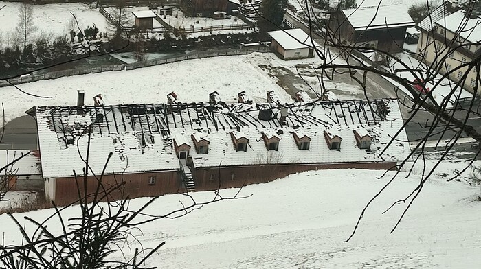 Das Dach wurde im Mai durch einen Brand zerstört. Seither regnet und schneit es hinein.
