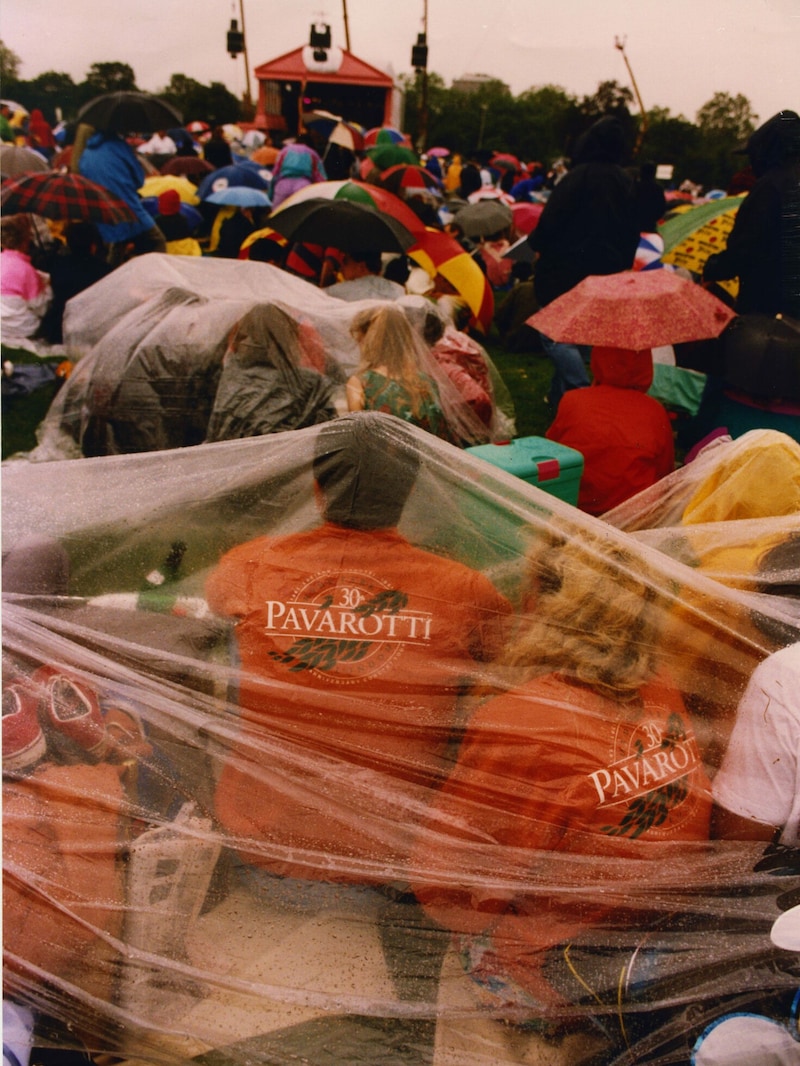 Fans trotzen dem Regen beim Pavarotti Konzert im Hyde Park 1991 (Bild: James Fraser / SIPA PRESS)
