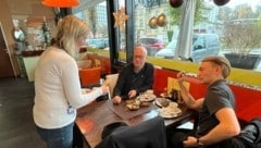 Monika Mair-Fleisch (im Bild links) und die Damen von der GUTA verteilten am 1. Dezember Gutscheine für einen „Bregenzer Kaffee mit Herz“ und bewarben ihre Projekte. (Bild: sos)