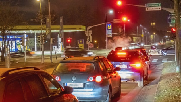 Rote Lichter, wohin man schaut: Zigtausende Kärntner - so wie hier in Klagenfurt - pendeln täglich. (Bild: Dorian Wiedergut)