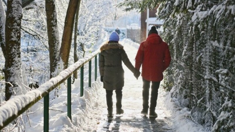 Spaziergänge durch die Winterlandschaft sind schön. Aber Vorsicht! Das Eis ist tückisch. (Bild: Manfred Fesl)