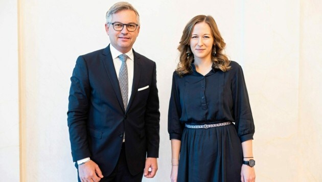 Von links: Finanzminister Magnus Brunner und Jugendstaatssekretärin Claudia Plakolm (beide ÖVP) (Bild: BKA/Dunker)