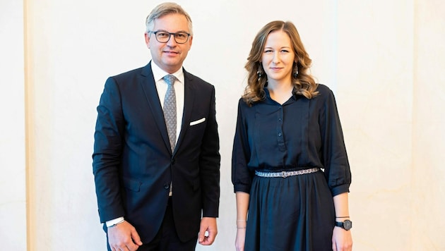Von links: Finanzminister Magnus Brunner und Jugendstaatssekretärin Claudia Plakolm (beide ÖVP) (Bild: BKA/Dunker)