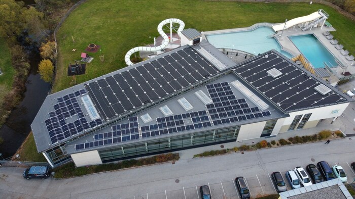 Zur großen Solaranlage wurden nun auch kleinere Photovoltaik-Paneele am Dach des Zwettlbads ...
