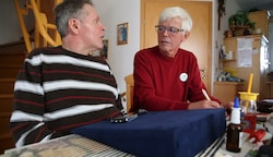 Reinhard Brüstle (rechts) vom Zeitpolster Tennengau hilft Herbert Kistner, der seit 20 Jahren mit Multipler Sklerose im Rollstuhl sitzt, im Garten und Haushalt und fährt ihn zu Terminen. Die beiden Männer verbindet mittlerweile auch eine Freundschaft. (Bild: Tröster Andreas)