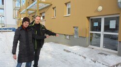 Kein Winterdienst: Ältere Bewohner trauen sich nicht nach draußen, Nachbarn wie Sonja Mann und Thomas Traby helfen etwa beim Einkaufen. (Bild: Andi Leisser)