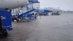 Der Chennai International Airport, der drittbedeutendste Flughafen Indiens, ist am Montag unter Wasser gestanden. (Bild: kameraOne (Screenshot))