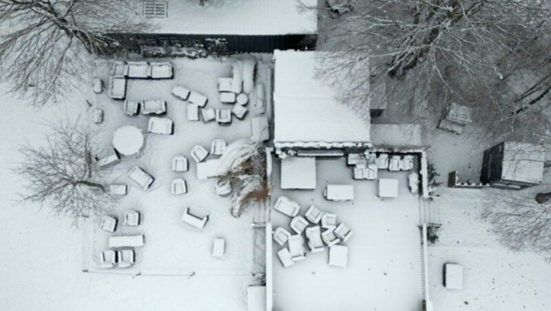 Verschneite Sitzgelegenheiten in Ober-Grafendorf (Bild: APA/HELMUT FOHRINGER)