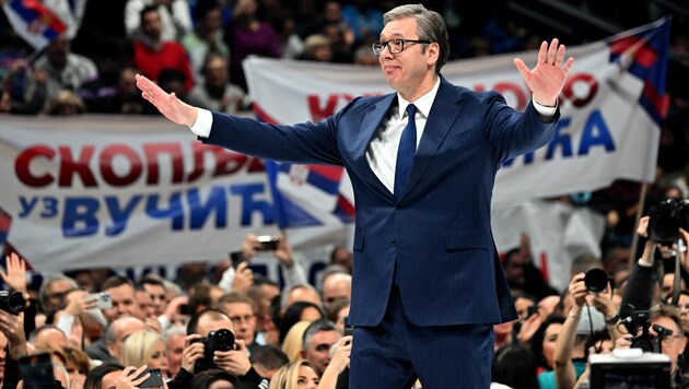 Der serbische Präsident Vučić inszeniert sich gerne als Macher - ihm wird aber auch vorgeworfen, die Demokratie zu untergraben. (Bild: AFP/Andrej ISAKOVIC)