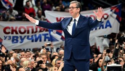 Der serbische Präsident Vučić inszeniert sich gerne als Macher - ihm wird aber auch vorgeworfen, die Demokratie zu untergraben. (Bild: AFP/Andrej ISAKOVIC)