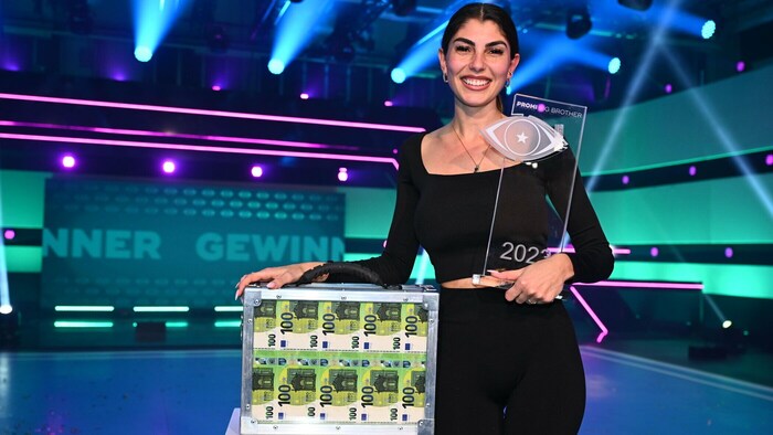 Yeliz Koc freut sich über den Sieg bei „Promi Big Brother“.