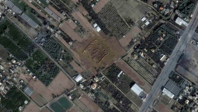 Ein Satellitenbild von Sonntag zeigt israelische Militärfahrzeuge nördlich von Khan Younis. (Bild: ASSOCIATED PRESS)