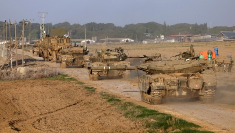 Israelische Panzer fahren an der Grenze zum Gazastreifen auf. (Bild: APA/AFP/Menahem Kahana)