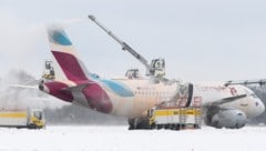 Start- und Landebahnen sind komplett vereist - der Flughafen möchte bis zum Nachmittag zumindest einen Teilbetrieb ermöglichen. (Bild: APA/dpa/Matthias Balk)