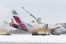 Start- und Landebahnen sind komplett vereist - der Flughafen möchte bis zum Nachmittag zumindest einen Teilbetrieb ermöglichen. (Bild: APA/dpa/Matthias Balk)