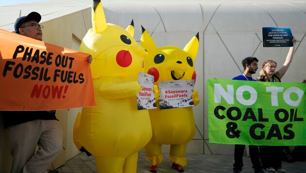 Aktivisten in Dubai (einige in Pikachu-Kostümen) fordern vehement den Ausstieg aus den fossilen Energieträgern. (Bild: ASSOCIATED PRESS)