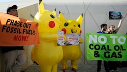 Aktivisten in Dubai (einige in Pikachu-Kostümen) fordern vehement den Ausstieg aus den fossilen Energieträgern. (Bild: ASSOCIATED PRESS)