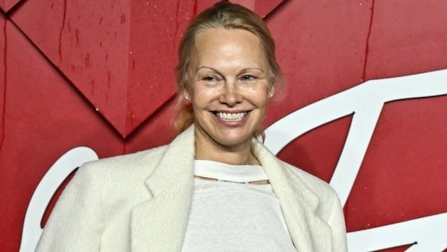 Pamela Anderson trägt seit einiger Zeit kein Make-up mehr - auch auf den neuesten Bildern für die Werbekampagne von Proenza Schouler. (Bild: APA/AFP/Ben Stansall)