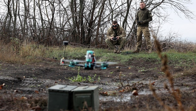 Drohnen haben auf den Schlachtfeldern in der Ukraine vielfältige Aufgaben: Suche, Überwachung, Zielerfassung und Zerstörung. Zuletzt war ein Trend zu sogenannten FPV-Drohnen zu beobachten, die Soldaten mit Videobrillen am Kopf steuern. (Bild: APA/AFP/Anatolii STEPANOV)