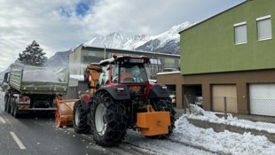 Das Wochenende hat Tirol schneebedeckte Straßen und Gehsteige beschert - zum Ärger von so manchen Fußgängern. Die Schneeräumung fordert Gemeinden und Hausbesitzer in ganz Tirol jedes Jahr aufs Neue. (Bild: Jasmin Steiner)