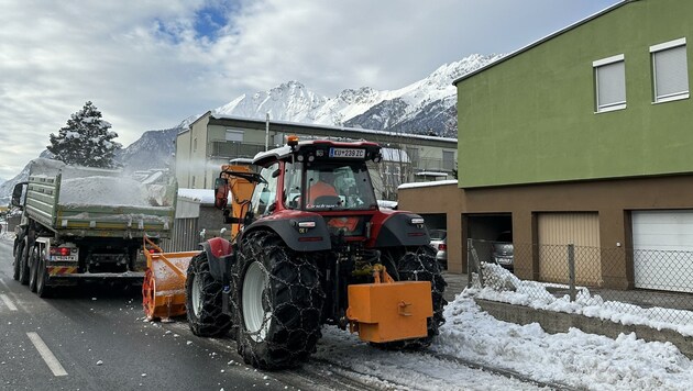 Das Wochenende hat Tirol schneebedeckte Straßen und Gehsteige beschert - zum Ärger von so manchen Fußgängern. Die Schneeräumung fordert Gemeinden und Hausbesitzer in ganz Tirol jedes Jahr aufs Neue. (Bild: Jasmin Steiner)