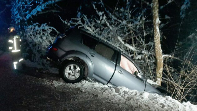Ein Baum verhinderte, dass der Wagen noch weiter abstürzte. (Bild: zoom.tirol)