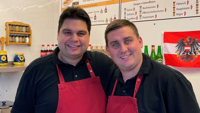 Raymond Mair (li) und Christian Schwarzenbrunner vom Salzburger Grill Imbiss spenden wieder an ...