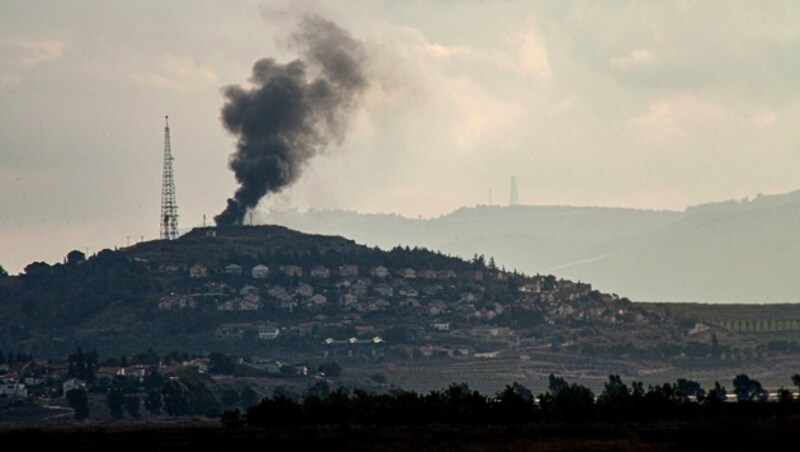 Aufsteigender Rauch nach einem Raketenangriff der Hisbollah auf einen Militärposten Israels an der Grenze zum Libanon (Bild: APA/AFP/Hasan FNEICH)