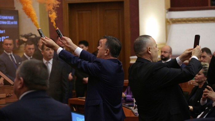 Eine im wahrsten Sinne des Wortes hitzige Debatte, die am Montag im albanischen Parlament über ...
