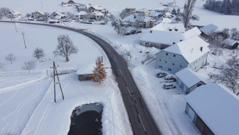 Das Mädchen wollte von dem Carport Links zu der Bushaltestelle schräg gegenüber laufen (Bild: Laumat)