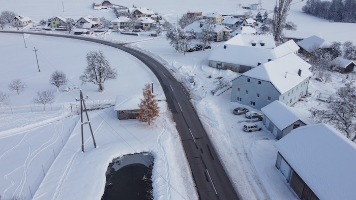 Das Mädchen wollte von dem Carport Links zu der Bushaltestelle schräg gegenüber laufen