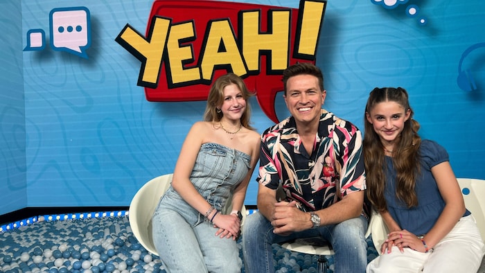 In der Talkshow „YEAH!“ sitzen auch Teenies auf der Couch.