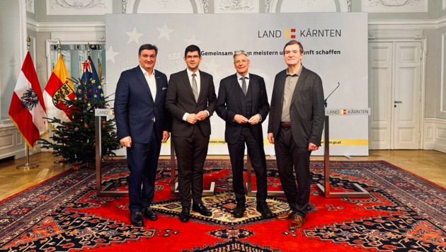 Wirtschaftskammerpräsident Jürgen Mandl, LH-Stellvertreter Martin Gruber (ÖVP), Landeshauptmann Peter Kaiser (SPÖ) und Arbeiterkammerpräsident Günther Goach (v.l.) (Bild: Clara Milena Steiner)