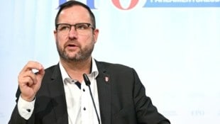 FPÖ-Generalsekretär Christian Hafenecker kündigte am Dienstag gegen Verkehrsministerin Leonore Gewessler (Grüne) eine Ministeranklage nach der Wahl an. (Bild: APA/HELMUT FOHRINGER)